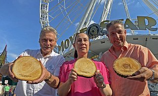 Die Riesenrad-Betreiber Ludwig und Daniela Landwermann mit dem Vorsitzenden der Freunde der Pader, Dietrich Honervogt (l.). - Freunde der Pader Die Riesenrad-Betreiber Ludwig und Daniela Landwermann mit dem Vorsitzenden der Freunde der Pader, Dietrich Honervogt (l.). - Freunde der Pader