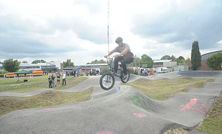 Die Pumptrack-Anlage am Rahdener Schulzentrum ist Anziehungspunkt für Familien aus dem ganzen Lübbecker Land und dient als Vorbild für Lübbecke. - Joern Spreen-Ledebur Die Pumptrack-Anlage am Rahdener Schulzentrum ist Anziehungspunkt für Familien aus dem ganzen Lübbecker Land und dient als Vorbild für Lübbecke. - Joern Spreen-Ledebur