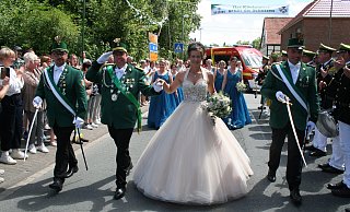 In Haaren wird das Königspaar Tobias und Kathrin Scharfen von Schützen und Gästen gefeiert. - Johannes Büttner In Haaren wird das Königspaar Tobias und Kathrin Scharfen von Schützen und Gästen gefeiert. - Johannes Büttner