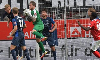 Der Torwart des SC Wiedenbrück, Marcel Hölscher, hielt gegen Rot-Weiß Essen was zu halten war. - Jens Dünhölter Der Torwart des SC Wiedenbrück, Marcel Hölscher, hielt gegen Rot-Weiß Essen was zu halten war. - Jens Dünhölter
