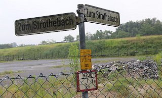 Die Tat soll nach Polizeiinformationen auf dem Parkplatz an der Straße Zum Strothebach passiert sein. - Jan Husmann Die Tat soll nach Polizeiinformationen auf dem Parkplatz an der Straße Zum Strothebach passiert sein. - Jan Husmann