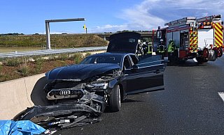 Der ramponierte Audi am der Mittelleitplanke der A33 nahe der Abfahrt Bielefeld-Zentrum. - Andreas Eickhoff Der ramponierte Audi am der Mittelleitplanke der A33 nahe der Abfahrt Bielefeld-Zentrum. - Andreas Eickhoff