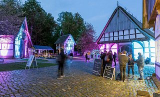 Aus Anlass der „Nachtansichten 2022" präsentierte sich das Bauernhaus Museum in ungewohnter Farbigkeit. - Barbara Meinhardt Aus Anlass der „Nachtansichten 2022" präsentierte sich das Bauernhaus Museum in ungewohnter Farbigkeit. - Barbara Meinhardt