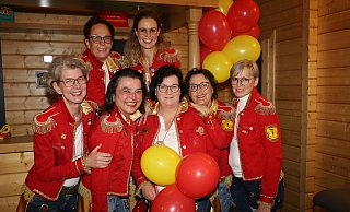 Wie ehemalige Mädels einer Prinzengarde den Delbrücker Frauenelferrat ins Leben riefen, erzählen die Gründungsmitglieder (vorne v.l.) Doris Hagenhoff, Ursel Füser, Angelika Thiele, Christiane Grothoff-Kowalewski, Rita Höber, (hinten v.l.) Tine Reiher und Raphaela Baurichter. - Regina Brucksch Wie ehemalige Mädels einer Prinzengarde den Delbrücker Frauenelferrat ins Leben riefen, erzählen die Gründungsmitglieder (vorne v.l.) Doris Hagenhoff, Ursel Füser, Angelika Thiele, Christiane Grothoff-Kowalewski, Rita Höber, (hinten v.l.) Tine Reiher und Raphaela Baurichter. - Regina Brucksch