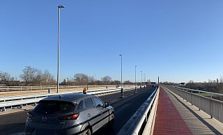 In einem der letzten Arbeitsschritte wurden die Schutzplanken in der Mitte der Brücke montiert. - Henning Wandel In einem der letzten Arbeitsschritte wurden die Schutzplanken in der Mitte der Brücke montiert. - Henning Wandel