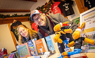 Beim Verkauf bekommt Randale-Sänger Jochen Vahle Unterstützung von Louisa Siebrasse. - Mike-Dennis Müller / www.mdm.photo Beim Verkauf bekommt Randale-Sänger Jochen Vahle Unterstützung von Louisa Siebrasse. - Mike-Dennis Müller / www.mdm.photo