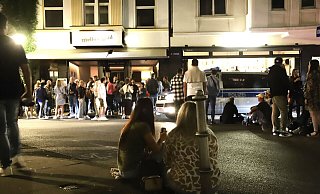 Schon vor der Pandemie hat der Emil-Groß-Platz die Nachtschwärmer angezogen. Kneipen und Restaurants haben den Platz sehr belebt. Nicht immer zum Vergnügen der Anwohner. - Charlotte Mahncke Schon vor der Pandemie hat der Emil-Groß-Platz die Nachtschwärmer angezogen. Kneipen und Restaurants haben den Platz sehr belebt. Nicht immer zum Vergnügen der Anwohner. - Charlotte Mahncke