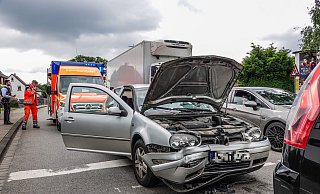 Bei dem Auffahrunfall in Theesen wurde niemand schwer verletzt - durch den Notruf einer Smartwatch rückten dennoch zahlreiche Einsatzkräfte an. - Paul Brinkmann Bei dem Auffahrunfall in Theesen wurde niemand schwer verletzt - durch den Notruf einer Smartwatch rückten dennoch zahlreiche Einsatzkräfte an. - Paul Brinkmann
