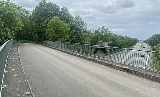 Die Brücke über das alte A30-Teilstück (heute L777) wird abgerissen. Eine neue wird gebaut. - Dirk Windmöller Die Brücke über das alte A30-Teilstück (heute L777) wird abgerissen. Eine neue wird gebaut. - Dirk Windmöller