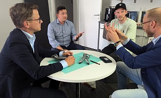 Carsten Linnemann diskutiert Unternehmerideen bei Flex-Prototyping mit Prototyping Mitarbeiter Maik Bergmann, Gründerchef Andre Mader und Tim Hoffmann, der Linnemann als Mitarbeiter begleitete. - Günther Uhrmeister Carsten Linnemann diskutiert Unternehmerideen bei Flex-Prototyping mit Prototyping Mitarbeiter Maik Bergmann, Gründerchef Andre Mader und Tim Hoffmann, der Linnemann als Mitarbeiter begleitete. - Günther Uhrmeister