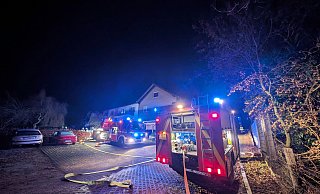 Mehrstündiger Feuerwehreinsatz bei einem Brand in einem Mehrfamilienhaus an der Finkestraße im Lichtenauer Stadtteil Atteln. - Feuerwehr Lichtenau Mehrstündiger Feuerwehreinsatz bei einem Brand in einem Mehrfamilienhaus an der Finkestraße im Lichtenauer Stadtteil Atteln. - Feuerwehr Lichtenau