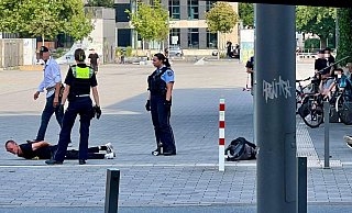 Polizeibeamte haben den aggressiven Mann auf Höhe des Grünen Würfels zu Boden gebracht und gefesselt. - Stefan Brams Polizeibeamte haben den aggressiven Mann auf Höhe des Grünen Würfels zu Boden gebracht und gefesselt. - Stefan Brams