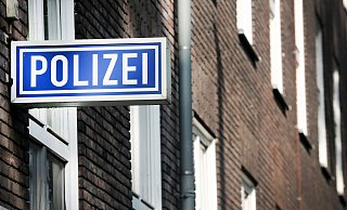 Der Polizei Gütersloh ist die Masche bekannt; Fälle laufen meist ähnlich ab. Nach einem freundlichen Anbahnungsgespräch erscheint der angebliche Käufer unter Verwendung einer Legende vor Ort und fragt dort beharrlich nach hochwertigem Schmuck. - Symbolfoto/dpa Der Polizei Gütersloh ist die Masche bekannt; Fälle laufen meist ähnlich ab. Nach einem freundlichen Anbahnungsgespräch erscheint der angebliche Käufer unter Verwendung einer Legende vor Ort und fragt dort beharrlich nach hochwertigem Schmuck. - Symbolfoto/dpa