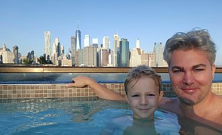 Inspirierende Kulisse: In einem Pool vor der Skyline von New York hat Paul seine ersten Schwimmzüge ohne Hilfestellung gemacht - natürlich unter der Aufsicht seines Vaters (und Schwimmlehrers) Jan Ziesak. - privat Inspirierende Kulisse: In einem Pool vor der Skyline von New York hat Paul seine ersten Schwimmzüge ohne Hilfestellung gemacht - natürlich unter der Aufsicht seines Vaters (und Schwimmlehrers) Jan Ziesak. - privat