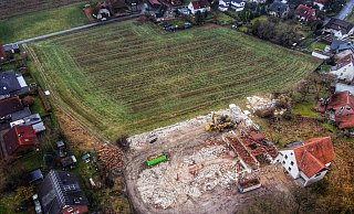 Das Neubaugebiet in Ahle zwischen Osnabrücker Straße (unten) und Karrenbruch (oberer Bildrand). Das alte Hofgebäude am Rand ist nur noch Bauschutt. Im Foto befindet sich die nördliche Grenze im Vordergrund, in der Skizze (kl. Bild) am oberen Rand. Foto: Jenny Westhues - Gerald Dunkel Das Neubaugebiet in Ahle zwischen Osnabrücker Straße (unten) und Karrenbruch (oberer Bildrand). Das alte Hofgebäude am Rand ist nur noch Bauschutt. Im Foto befindet sich die nördliche Grenze im Vordergrund, in der Skizze (kl. Bild) am oberen Rand. Foto: Jenny Westhues - Gerald Dunkel