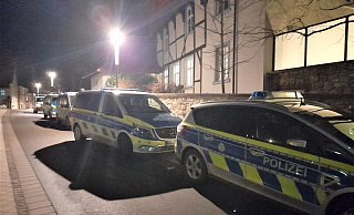 Insgesamt sechs Bullis der Polizei waren in Warburg vor Ort. - Simone Flörke Insgesamt sechs Bullis der Polizei waren in Warburg vor Ort. - Simone Flörke