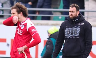 Mund abputzen und weitermachen: Mael Corboz (l.) und Coach Mitch Kniat müssen den DSC bis Mittwoch wieder in die Spur bringen. - Oliver Krato Mund abputzen und weitermachen: Mael Corboz (l.) und Coach Mitch Kniat müssen den DSC bis Mittwoch wieder in die Spur bringen. - Oliver Krato