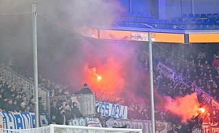 Wegen der Randale im Hansa-Block musste das Spiel SC Paderborn gegen Hansa Rostock mehrfach unterbrochen werden. - BESIM MAZHIQI Wegen der Randale im Hansa-Block musste das Spiel SC Paderborn gegen Hansa Rostock mehrfach unterbrochen werden. - BESIM MAZHIQI