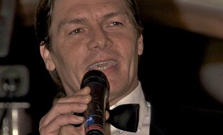 Enrico De Carlo in seinem Element als "bester Sinatra-Interpret nach Sinatra". - Stefan Gerold Enrico De Carlo in seinem Element als "bester Sinatra-Interpret nach Sinatra". - Stefan Gerold