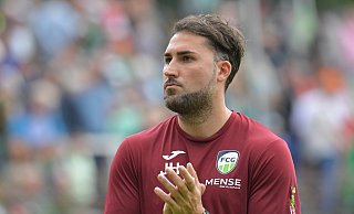 Applaus für die Mannschaft: FCG-Trainer Julian Hesse ist zufrieden mit dem Transfersommer. - Jens Dünhölter Applaus für die Mannschaft: FCG-Trainer Julian Hesse ist zufrieden mit dem Transfersommer. - Jens Dünhölter
