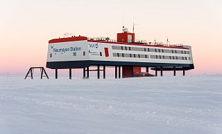 Die deutsche Antarktis-Forschungsstation Neumayer-Station III: Noch bis 27. Januar verschwindet die Sonne nicht hinter dem Horizont, - Stefan Christmann, Alfred-Wegener-Institut Die deutsche Antarktis-Forschungsstation Neumayer-Station III: Noch bis 27. Januar verschwindet die Sonne nicht hinter dem Horizont, - Stefan Christmann, Alfred-Wegener-Institut