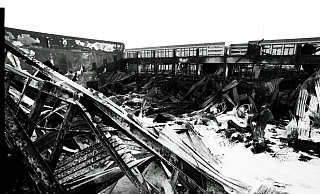 Am 30. November 1993 geht die Turnhalle der Realschule Jöllenbeck komplett in Flammen auf. Nach kurzer Zeit schon stürzt das Dach ein. - Archiv: Wolfgang Rudolf Am 30. November 1993 geht die Turnhalle der Realschule Jöllenbeck komplett in Flammen auf. Nach kurzer Zeit schon stürzt das Dach ein. - Archiv: Wolfgang Rudolf