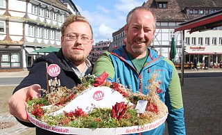 Die Studierenden Tom Möbius (l.) und Reimer Liebetrau haben ein Modell ihrer NW-Blumeninsel mitgebracht. - Burkhard Battran Die Studierenden Tom Möbius (l.) und Reimer Liebetrau haben ein Modell ihrer NW-Blumeninsel mitgebracht. - Burkhard Battran