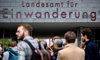 Menschen stehen vor dem Berliner Landesamt für Einwanderung. Ausländer in Deutschland sollen nach Plänen der Bundesregierung bald leichter eine deutsche Staatsangehörigkeit erhalten können. - Britta Pedersen/dpa Menschen stehen vor dem Berliner Landesamt für Einwanderung. Ausländer in Deutschland sollen nach Plänen der Bundesregierung bald leichter eine deutsche Staatsangehörigkeit erhalten können. - Britta Pedersen/dpa
