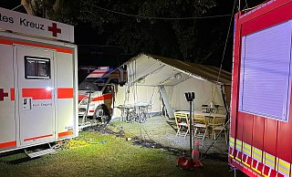 Die Seitenplane des DRK-Zeltes ist weggekokelt. - FFW Warburg Die Seitenplane des DRK-Zeltes ist weggekokelt. - FFW Warburg