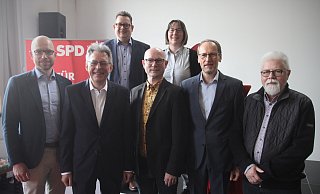 Christian Obrok (v. l.), Achim Post, Stefan Schwartze, Christian Antl, Natascha Nemetschek, Bernd Poggemöller und Wolfgang Böhm üben den Schulterschluss. - Felix Eisele Christian Obrok (v. l.), Achim Post, Stefan Schwartze, Christian Antl, Natascha Nemetschek, Bernd Poggemöller und Wolfgang Böhm üben den Schulterschluss. - Felix Eisele