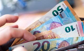 Bei Arbeitnehmern, die für einen geringen Lohn einem harten Job nachgehen, macht sich ein Gefühl der Ungerechtigkeit breit. - dpa Bei Arbeitnehmern, die für einen geringen Lohn einem harten Job nachgehen, macht sich ein Gefühl der Ungerechtigkeit breit. - dpa