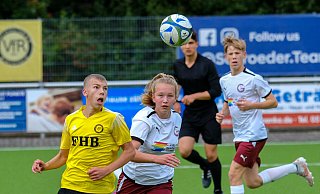 Fokus auf den Ball: Wellensieks Timo Michel (l.) lässt sich von Gievenbecks Charlotte Weinhold nicht irritieren. Foto: A. Zobe - Foto: Andreas Zobe/NW Fokus auf den Ball: Wellensieks Timo Michel (l.) lässt sich von Gievenbecks Charlotte Weinhold nicht irritieren. Foto: A. Zobe - Foto: Andreas Zobe/NW