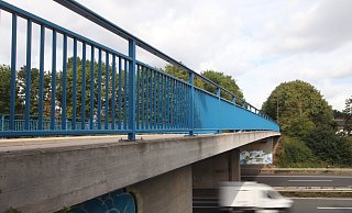 Die Brücke, die den Sachsenweg über den A 30-Zubringer führt, darf demnächst nicht mehr von Fahrzeugen über 16 Tonnen Gewicht befahren werden. - Anna-Lena Hinder Die Brücke, die den Sachsenweg über den A 30-Zubringer führt, darf demnächst nicht mehr von Fahrzeugen über 16 Tonnen Gewicht befahren werden. - Anna-Lena Hinder