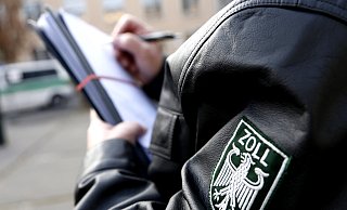 Der Zoll hat am Donnerstag eine Routine-Kontrolle in Spenge gemacht. - Dpa Der Zoll hat am Donnerstag eine Routine-Kontrolle in Spenge gemacht. - Dpa