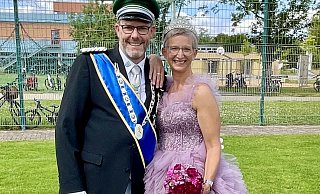 Das Königspaar Dirk und Diana Lange hat sichtlich viel Spaß am Schützenfest-Sonntag. - Carola Drabon Das Königspaar Dirk und Diana Lange hat sichtlich viel Spaß am Schützenfest-Sonntag. - Carola Drabon