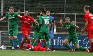 Strafraumstress: Das Derby zwischen Theesen und Fichte birgt immer Spannung. Da kann es im Sechzehnmeterraum auch schon mal zu tumultartigen Szenen kommen, wie im Hinspiel am 16. September 2021. Foto: Oliver Krato - Oliver Krato Strafraumstress: Das Derby zwischen Theesen und Fichte birgt immer Spannung. Da kann es im Sechzehnmeterraum auch schon mal zu tumultartigen Szenen kommen, wie im Hinspiel am 16. September 2021. Foto: Oliver Krato - Oliver Krato