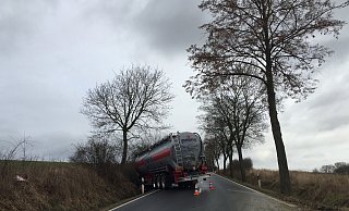 Auf der Diebrocker Straße hat es einen Unfall mit einem Lkw gegeben. - Christina Römer Auf der Diebrocker Straße hat es einen Unfall mit einem Lkw gegeben. - Christina Römer