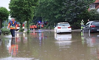 Ein Auto versinkt in den Wassermassen. - Charlotte Mahncke Ein Auto versinkt in den Wassermassen. - Charlotte Mahncke