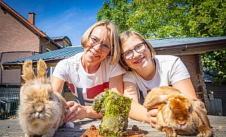 Bettina Plöger (50) und Tochter Caitlyn (13) mit "Opa" Strolch (8, l.) und Sunny (4) auf der Kabelrolle. - Mike-Dennis Mller / www.mdm.photo Bettina Plöger (50) und Tochter Caitlyn (13) mit "Opa" Strolch (8, l.) und Sunny (4) auf der Kabelrolle. - Mike-Dennis Mller / www.mdm.photo