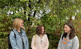 Wissen, was ihnen jetzt gut tun kann: Johanna Herbst (17), Margarita Mari (16) und Nicole Schuldais (18, v.l.) Oberstufen-Schülerinnen der Marienschule. - Priscilla Frimpong Wissen, was ihnen jetzt gut tun kann: Johanna Herbst (17), Margarita Mari (16) und Nicole Schuldais (18, v.l.) Oberstufen-Schülerinnen der Marienschule. - Priscilla Frimpong