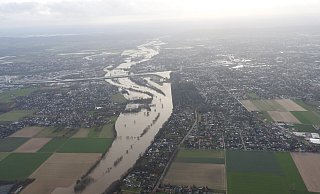 Die Überschwemmungen am Wasserstraßenkreuz in Minden sind aus der Luft gut zu erkennnen. - Detlef Wittig Die Überschwemmungen am Wasserstraßenkreuz in Minden sind aus der Luft gut zu erkennnen. - Detlef Wittig