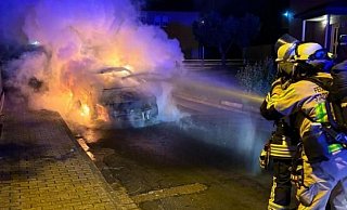 Aus dem Fahrzeug in Lüchtringen lodern die hellen Flammen. Die Feuerwehr Höxter muss löschen. - FFW Höxter Aus dem Fahrzeug in Lüchtringen lodern die hellen Flammen. Die Feuerwehr Höxter muss löschen. - FFW Höxter