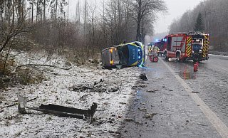 Auf der B68 bei Warburg verunfallt ein Polizeiauto. - Polizei Höxter Auf der B68 bei Warburg verunfallt ein Polizeiauto. - Polizei Höxter