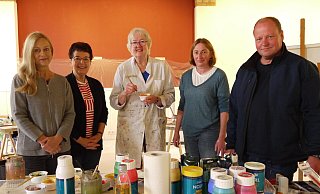 Teilnehmerinnen des Kurses "Surrealistische Malerei" (v.l.): Regine Götze, Renate Köhler, Sabine Liesen, Karin Ahle, sowie Dietmar Walther (Leitung Sommerakademie Paderborn). - Lisa Richter Teilnehmerinnen des Kurses "Surrealistische Malerei" (v.l.): Regine Götze, Renate Köhler, Sabine Liesen, Karin Ahle, sowie Dietmar Walther (Leitung Sommerakademie Paderborn). - Lisa Richter