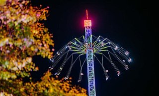 Ein besonderes Erlebnis mit Nervenkitzel verspricht der brandneue „Nordic Tower" - auf dem Foto 2023 beim Pollhans. Mit 90 Metern Höhe ist er eines der höchsten transportablen Kettenkarussells der Welt. - NW Ein besonderes Erlebnis mit Nervenkitzel verspricht der brandneue „Nordic Tower" - auf dem Foto 2023 beim Pollhans. Mit 90 Metern Höhe ist er eines der höchsten transportablen Kettenkarussells der Welt. - NW