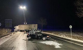 Auf der B252 bei Brakel kollidierte ein Pkw mit einem Laster. - Polizei Höxter Auf der B252 bei Brakel kollidierte ein Pkw mit einem Laster. - Polizei Höxter