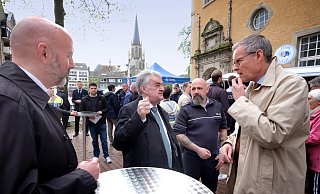 NRW-Innenminister Herbert Reul (zweiter von links), beim Austausch in der Gütersloher Innenstadt mit Henning Matthes (l.) und Sven-Georg Adeanuer (r.). - Andreas Frücht NRW-Innenminister Herbert Reul (zweiter von links), beim Austausch in der Gütersloher Innenstadt mit Henning Matthes (l.) und Sven-Georg Adeanuer (r.). - Andreas Frücht