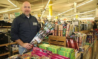 Jens Peschke, Marktleiter des Marktkaufs, steht bei den Silvesterarikeln, die am zweiten Verkaufstag noch übrig sind. Er spricht von einer "enormen Nachfrage". - Anthea Moschner Jens Peschke, Marktleiter des Marktkaufs, steht bei den Silvesterarikeln, die am zweiten Verkaufstag noch übrig sind. Er spricht von einer "enormen Nachfrage". - Anthea Moschner