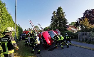 Bei dem Unfall landete das Auto auf der Seite. - Feuerwehr Bei dem Unfall landete das Auto auf der Seite. - Feuerwehr