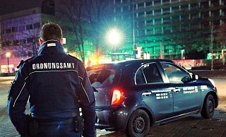 Das Ordnungsamt stellte vor allem am Abend zahlreiche Verstöße gegen die Corona-Verordnung fest. Hinter der FH feierte eine große Gruppe aggressiver Jugendlicher. - Barbara Franke Das Ordnungsamt stellte vor allem am Abend zahlreiche Verstöße gegen die Corona-Verordnung fest. Hinter der FH feierte eine große Gruppe aggressiver Jugendlicher. - Barbara Franke